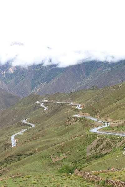 Zahnutá nujiang 72 zabočte road v Tibetu, Čína — Stock fotografie