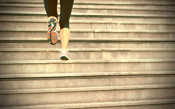 Läuferin läuft auf Stadttreppe. — Stockfoto