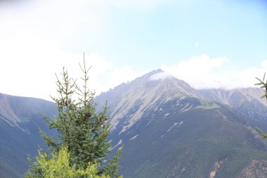 Tibet, Çin 'deki güzel karlı dağ zirveleri manzarası 