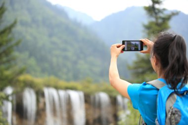 kadın turist alarak fotoğraf ile akıllı telefon