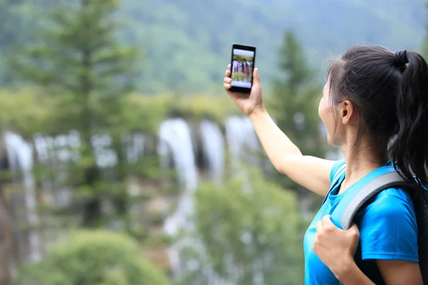 Femme touriste prendre des photos avec téléphone intelligent — Photo