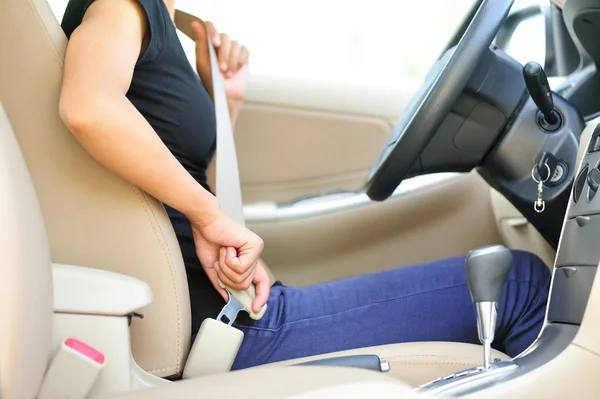 Femme conducteur boucle la ceinture de sécurité avant de conduire la voiture — Photo