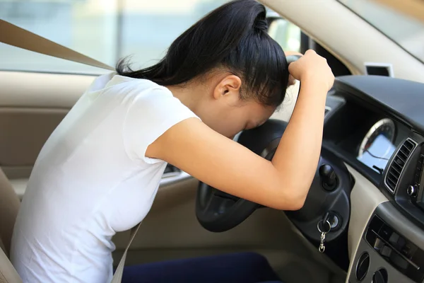 Mulher triste motorista no carro — Fotografia de Stock