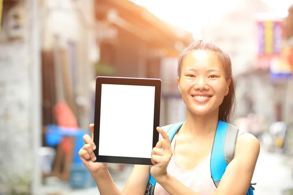 Mulher turista segurar tablet digital em branco — Fotografia de Stock