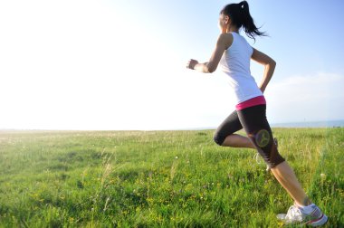 çim sahil üzerinde çalışan runner athlet.