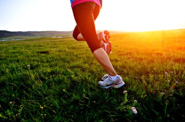 runner atlet bacaklar çim sahil üzerinde çalışan