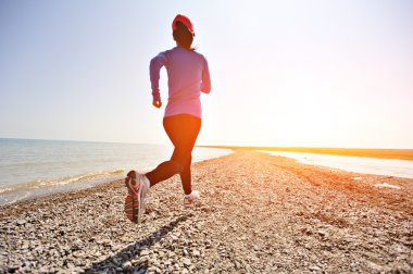 taş beach qinghai Gölü üzerinde çalışan runner atlet