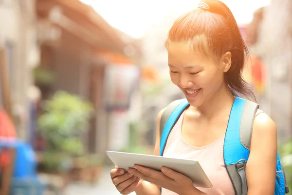 Woman tourist hold blank digital tablet — Stock Photo, Image