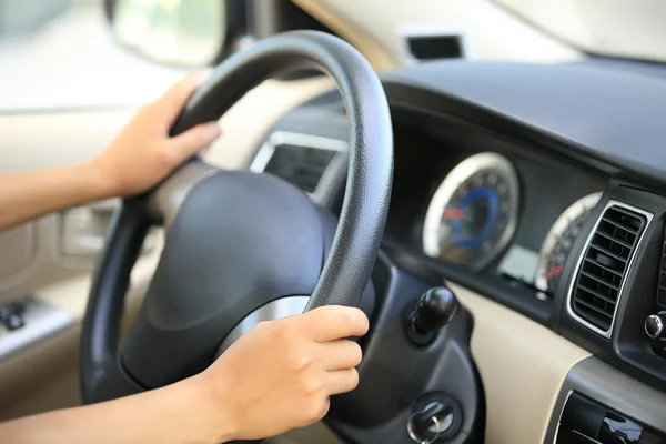 Mãos dirigindo um carro — Fotografia de Stock