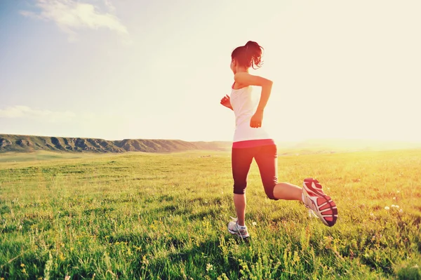 çim sahil üzerinde çalışan runner athlet.