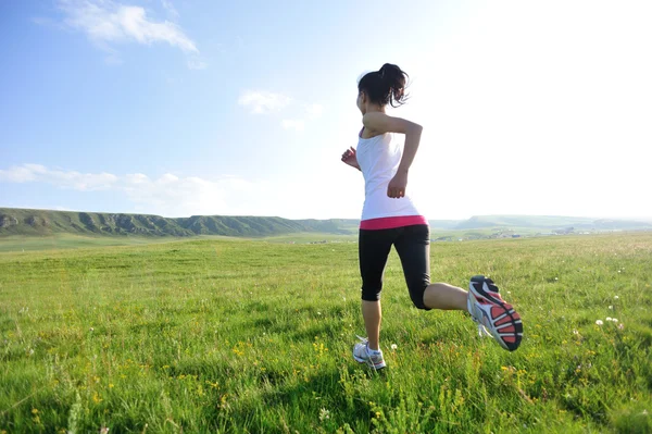 Coureur athlet courir sur herbe bord de mer . — Photo