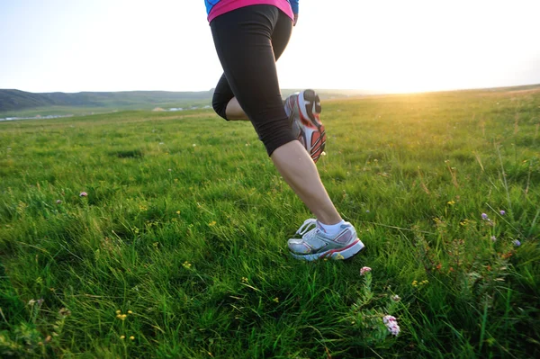 Runner atlet picioare care rulează pe litoral iarbă . — Fotografie, imagine de stoc