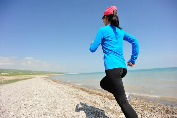 Corredor atleta corriendo en la playa de piedra del lago Qinghai —  Fotos de Stock