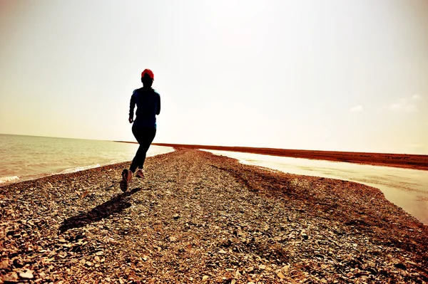 Runner atleet uitgevoerd op stenen strand van qinghai lake — Stockfoto