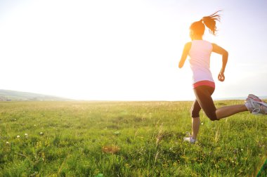 çim sahil üzerinde çalışan runner atlet.