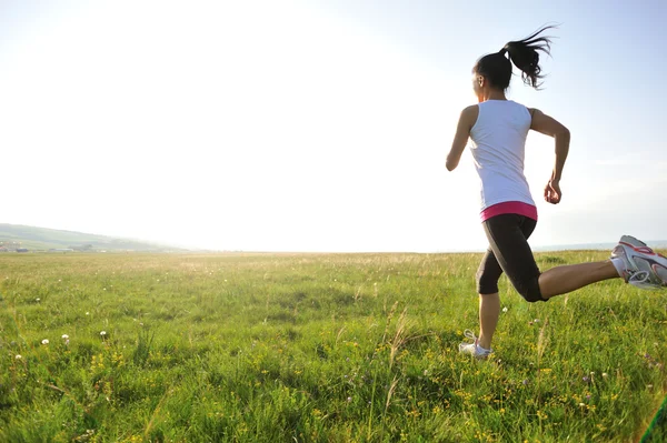 Runner athlet running on grass seaside. — Stock Photo, Image