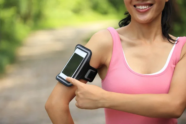 Löpare idrottsman lyssna på musik från smart telefon mp3 spelare smart telefon — Stockfoto