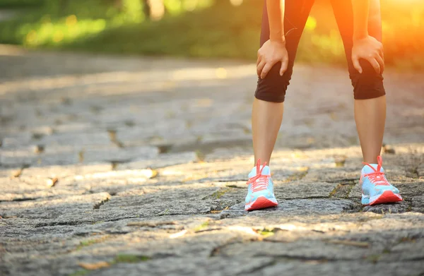 Joven fitness mujer corriendo — Foto de Stock