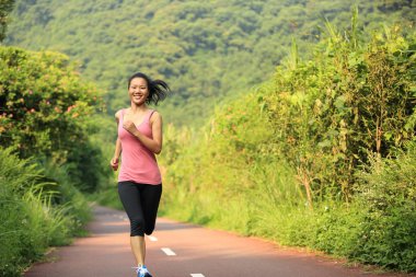 runner atlet ormanı iz üzerinde çalışan