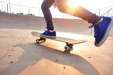 kaykaylı kadın bacakları skatepark