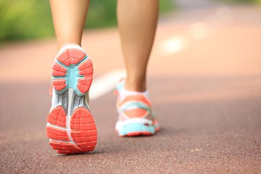 orman yolu çalışan genç fitness kadın bacakları