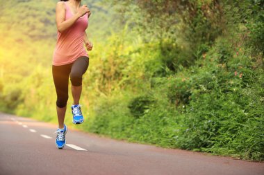 runner atlet ormanı iz üzerinde çalışan