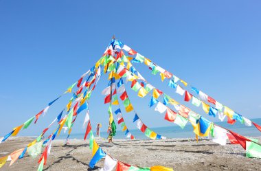 Mavi gökyüzü karşı rüzgarda sallayarak Budist Tibet dua bayrakları