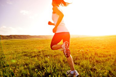 çim sahil üzerinde çalışan runner atlet.