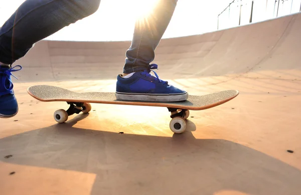 Skateboarden benen van de vrouw in skatepark — Stockfoto