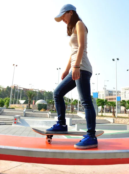 Jeune femme skateboard au lever du soleil — Photo