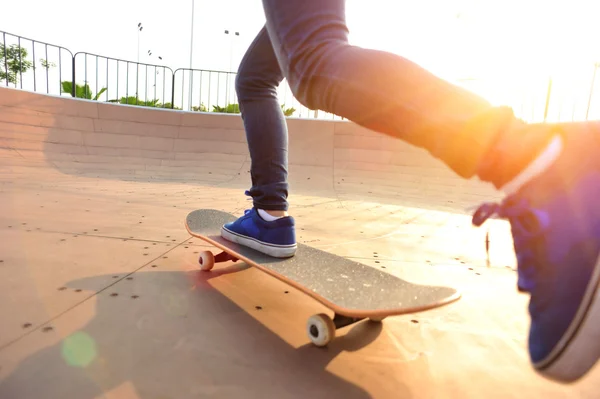 Skateboarding nogi kobiety w skateparku — Zdjęcie stockowe