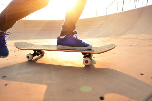 Skateboarding žena nohy na skatepark — Stock fotografie