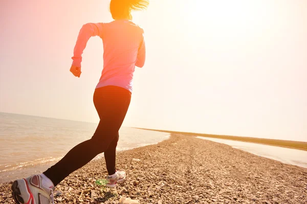 Atleta corridore che corre sulla spiaggia di pietra del lago qinghai — Foto Stock