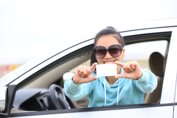 Conductor mujer mantenga una tarjeta de visita en blanco —  Fotos de Stock