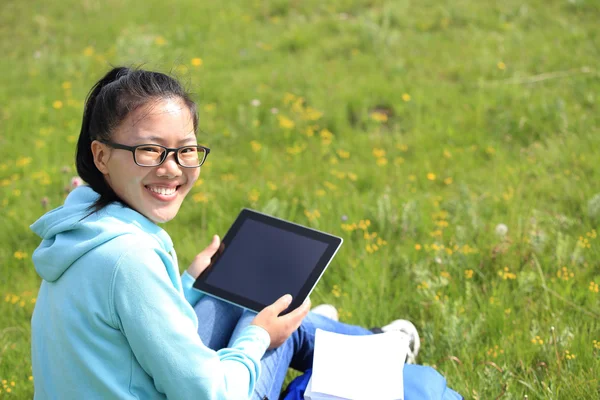 Koleji Öğrenci kullanım tablet pc oturup çimlerin üzerine — Stok fotoğraf