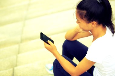 kadın park yerinde yürüme cep telefonunu kullanma