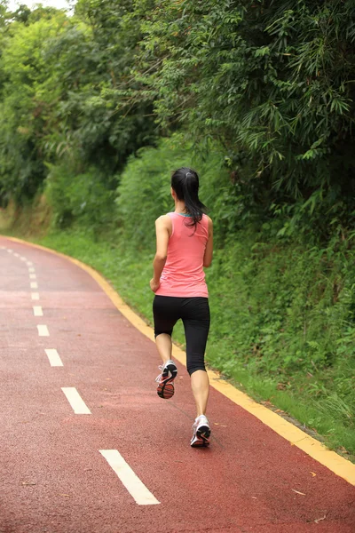 Mujer corriendo en el sendero forestal —  Fotos de Stock