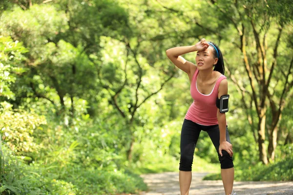 Cansada corredora tomando un descanso después de correr duro —  Fotos de Stock