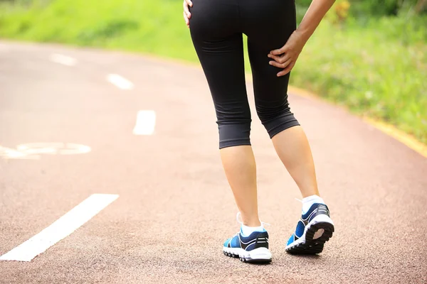 Жінка біжить тримати її поранену ногу — стокове фото