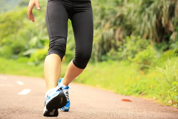 Mujer corriendo en el sendero forestal —  Fotos de Stock