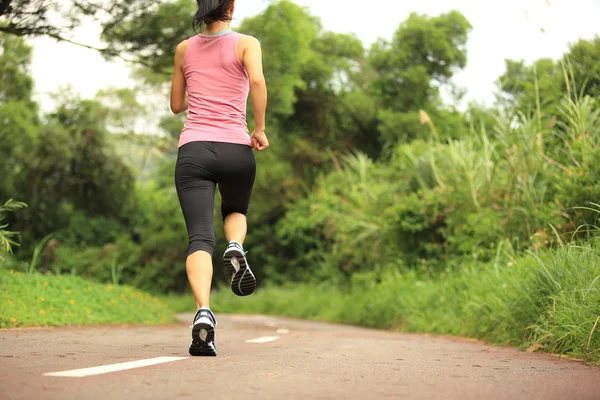 Atleta corredor correndo em trilha florestal — Fotografia de Stock
