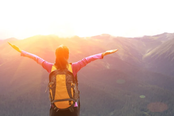 Wandelen vrouw juichen open armen over berg piek van tibet, china — Stockfoto