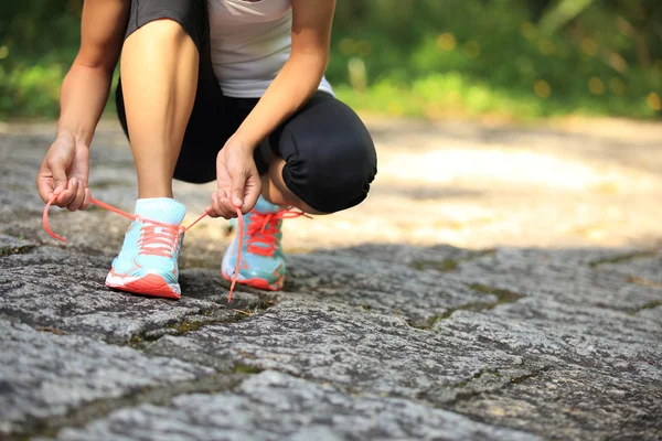 Femeie alergător leagă șireturi — Fotografie, imagine de stoc