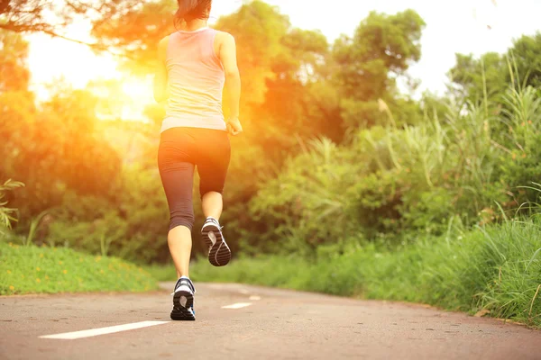 Corredor atleta corriendo por sendero forestal — Foto de Stock