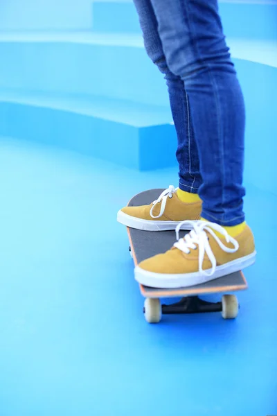 Kobieta Skater na skatepark — Zdjęcie stockowe