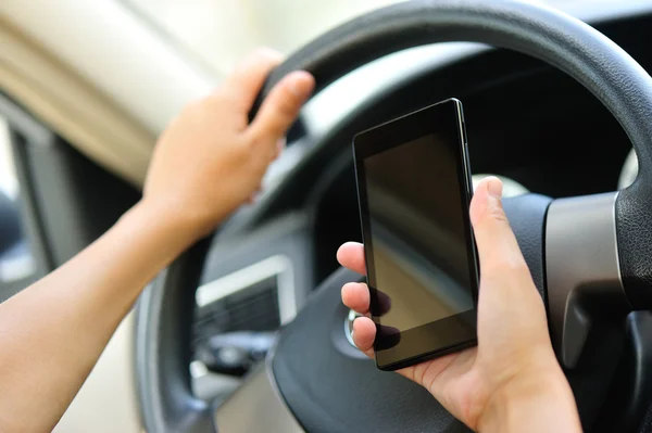 Femme conducteur utiliser son téléphone portable tout en conduisant — Photo