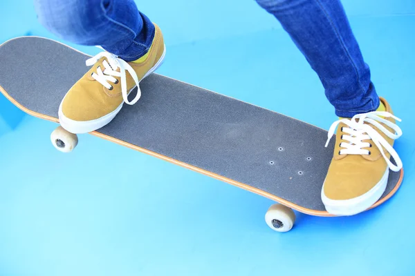 Femme skateboarder sur skatepark — Photo