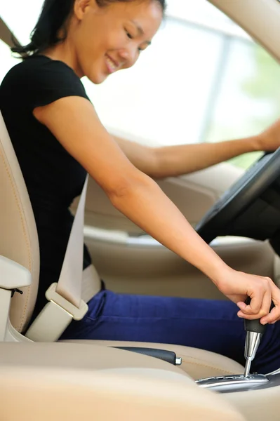 Femme conducteur déplaçant le levier de vitesse et conduisant une voiture — Photo