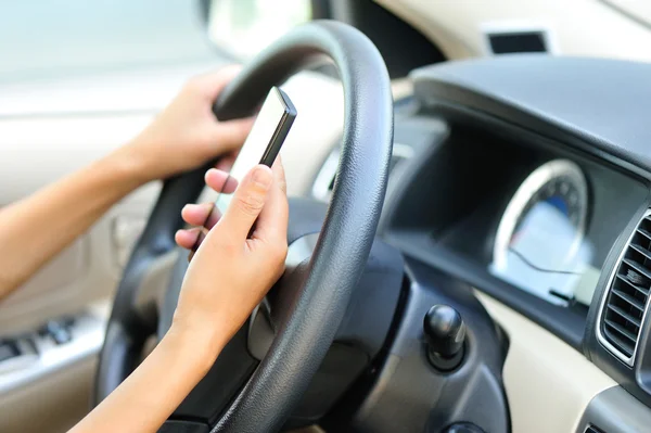 Woman driver use her cell phone while driving — Stock Photo, Image