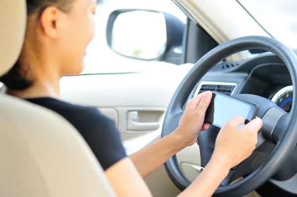 Femme conducteur utiliser son téléphone portable tout en conduisant — Photo